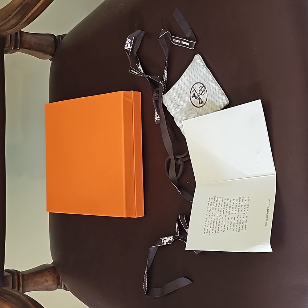 Lot of Hermes shopping bags, box and small duster bag. - Picture 9 of 10